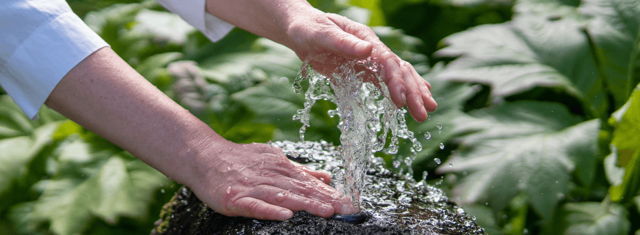 Hände im Springbrunnen